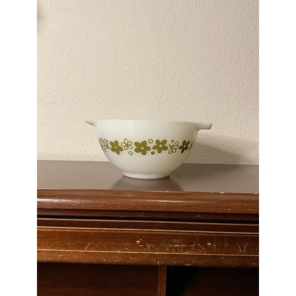 Vintage Pyrex crazy daisy spring blossom 441 1.5 pt white Cinderella mixing bowl